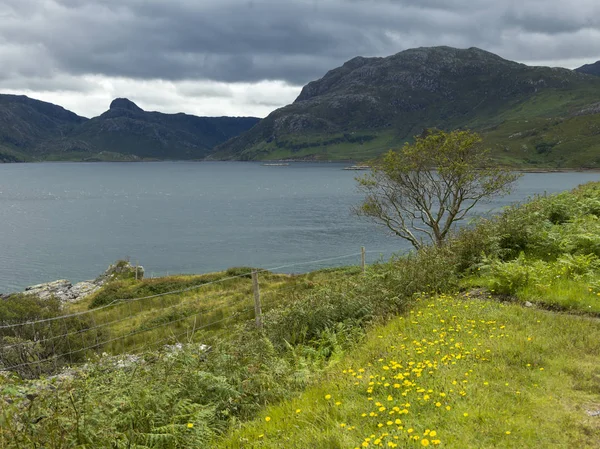 Vacker Utsikt Över Sjön Med Berg Mot Molnig Himmel Skotska — Stockfoto