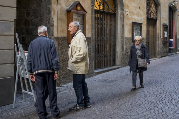 Люди Старшего Поколения Разговаривают Улице Орвието Терни Прованс Умбрия Италия — стоковое фото