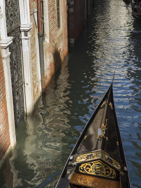 Close Ornate Bow Gondola Grand Canal Venice Veneto Italy — Stock Photo, Image