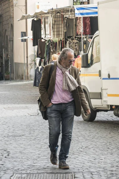 Uomo Che Cammina Strada Orvieto Provincia Terni Umbria Italia — Foto Stock