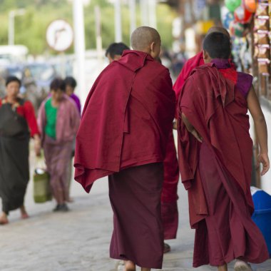 Budist rahipler: Paro, Bhutan sokak üzerinde yürüme