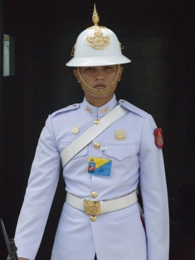 Güvenlik görevlisi ayakta Grand Palace, Phra Nakhon, Bangkok, Tayland