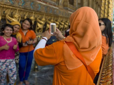 Kadın alarak resmi cep telefonu Grand Palace, Phra Nakhon, Bangkok, Tayland, Thailand, arkadaşlarıyla
