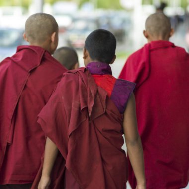 Budist rahipler: Paro, Bhutan sokak üzerinde yürüme
