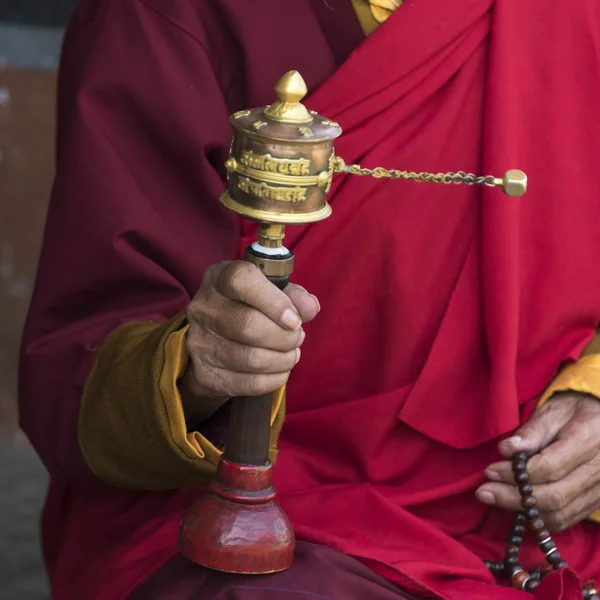 Βουδιστής Μοναχός Κρατώντας Τροχός Προσευχής Memorial Chorten Θίμφου Μπουτάν — Φωτογραφία Αρχείου