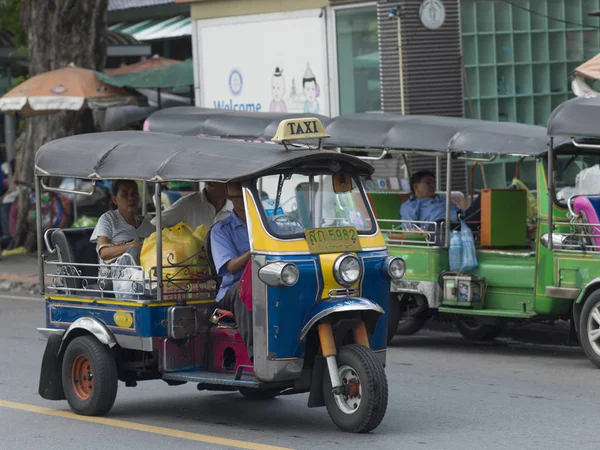 Pessoas Andando Tuk Tuk Rua Bangkok Tailândia — Fotografia de Stock