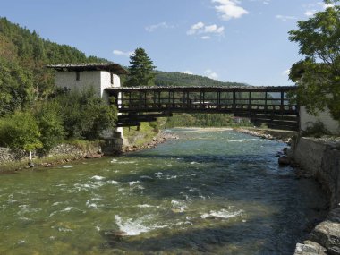Geçen Rinpung Dzong, Paro, Paro bölgesi, Paro Valley, Birleşik Arap Emirlikleri için bir nehir üzerinde köprü
