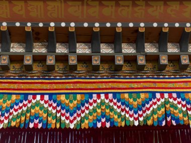 Düşük açılı görünüş mimari detay bir manastır, Sangchen Choekhor Manastırı, Paro, Paro District, vadi: Paro, Bhutan