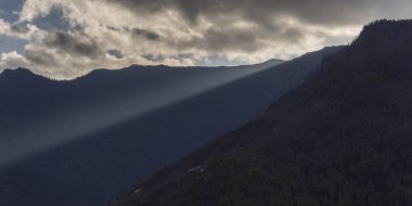 Bulutlar üzerinde dağ silsilesi, Paro, Paro District, vadi: Paro, Bhutan
