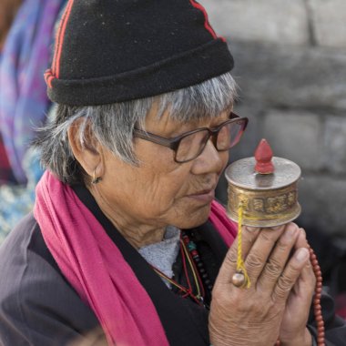 Dua tekerlek, Memorial Chorten, Thimphu, Bhutan ile üst düzey kadın