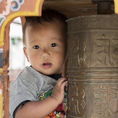 Dua tekerlek, Thimphu, Bhutan ile küçük bir çocuk portresi