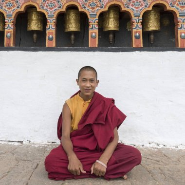 Budist rahip Chimi Lhakhang, Punakha, Bhutan oturan