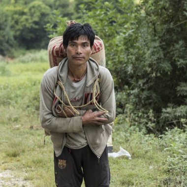 Sırtında, Punakha, Bhutan çuval taşıma bir adam portresi
