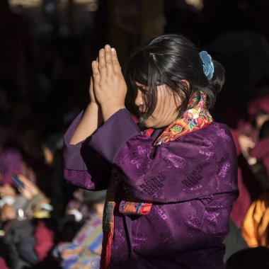 Kadın elleriyle dua sıktı,: Paro, Bhutan