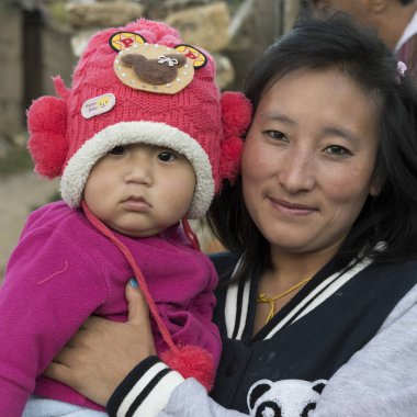 Küçük oğlu: Paro, Bhutan tutan anne portresi