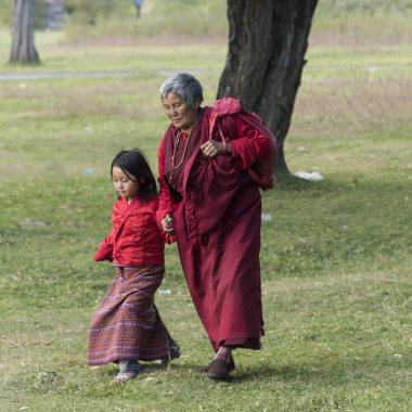Budist rahibe ile küçük bir kız: Paro, Bhutan