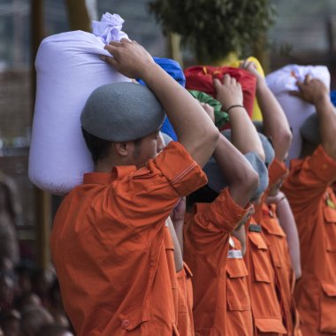 Grup çuval omzuna: Paro, Bhutan tutan adam