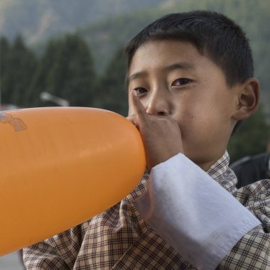 Çocuk bir balon: Paro, Bhutan üfleme