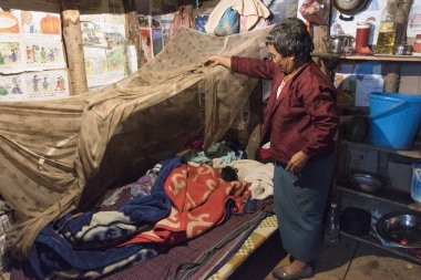 Bir sineklik yatak, Punakha, Bhutan tutan kadın