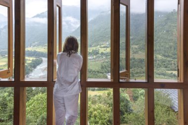 Uma Punakha Hotel, Punakha, Bhutan, pencereden arayan kadın