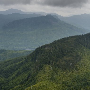 Dağlar, Skeena-Kraliçe Charlotte bölge bölge, Haida Gwaii, Graham Adası, British Columbia, Kanada ile Vadisi'nin yüksek açılı görünüş