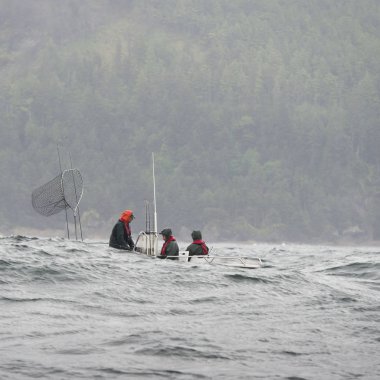 Balıkçılar bir tekne içinde Skeena-Kraliçe Charlotte bölge bölge, Graham Adası, British Columbia, Kanada HIPPA Adası, Haida Gwaii görünümünü