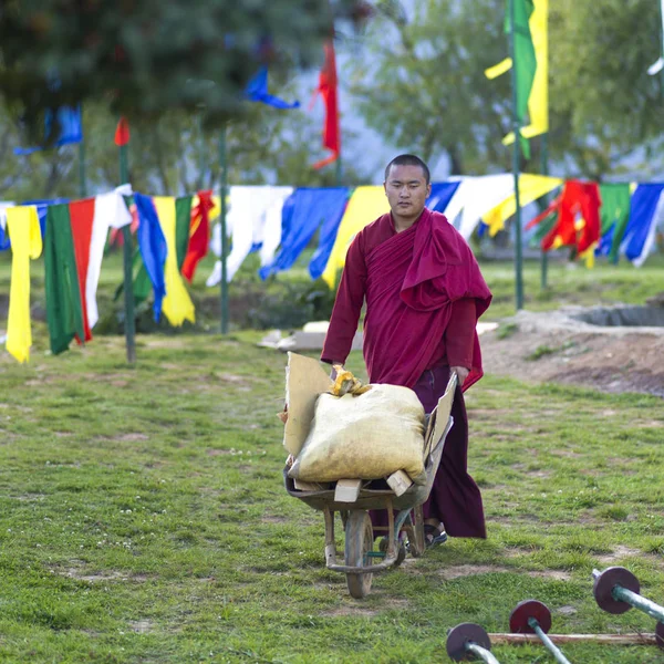 Mnich Buddyjski Pchanie Taczki Sangchen Choekhor Buddhist Institute Paro Bhutan — Zdjęcie stockowe