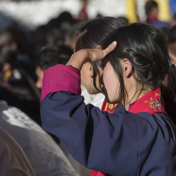 Ragazza Adolescente Guardando Con Gli Occhi Schermanti Paro Bhutan — Foto Stock