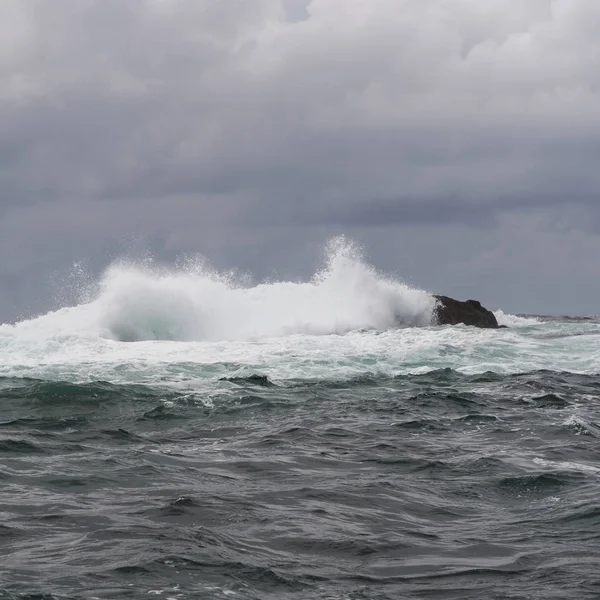 Rompiendo Olas Costa Distrito Regional Skeena Queen Charlotte Isla Hippa — Foto de Stock