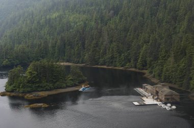 Bir göl, Skeena-Kraliçe Charlotte bölge bölge, Haida Gwaii üzerinde Graham Adası, British Columbia, Kanada uçan Sikorsky helikopter