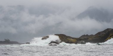 Dalgalar sahilde, kırma Skeena-Kraliçe Charlotte bölge bölge, Haida Gwaii, Graham Adası, British Columbia, Kanada