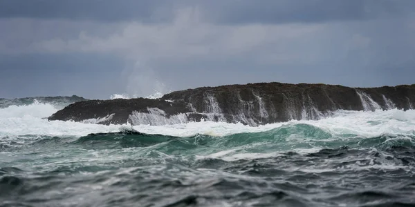 Olas Rompiendo Una Isla Distrito Regional Skeena Queen Charlotte Haida —  Fotos de Stock