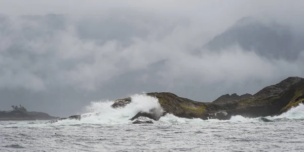 海浪冲破海岸 斯基纳 夏洛特区域区 Gwaii 格雷厄姆岛 不列颠哥伦比亚 加拿大 — 图库照片