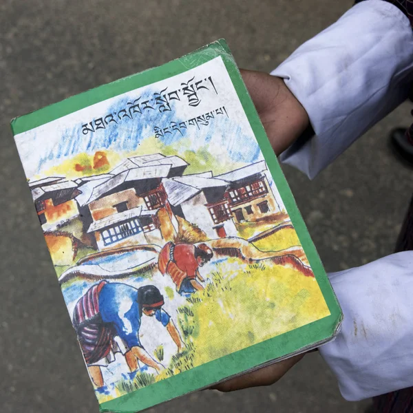 Persona Que Muestra Libro Punakha Bután — Foto de Stock