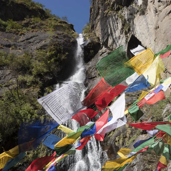 Flagi Modlitewne Wodospadem Tle Taktsang Klasztor Paro Paro District Dolina — Zdjęcie stockowe