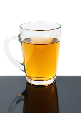 Beyaz arka planda bir fincan çay.