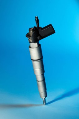 piezo dizel enjektör beyaz bir arka plan üzerinde