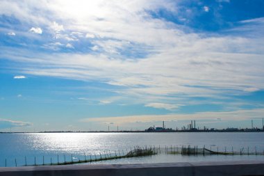 Adriyatik Denizi içinde İtalya güzel gök, günbatımı, ağlar Balık tutma