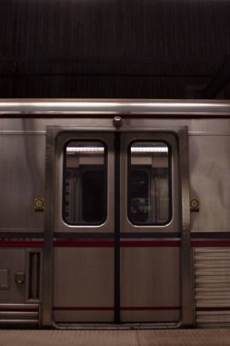 Metro araba sürgülü kapılar
