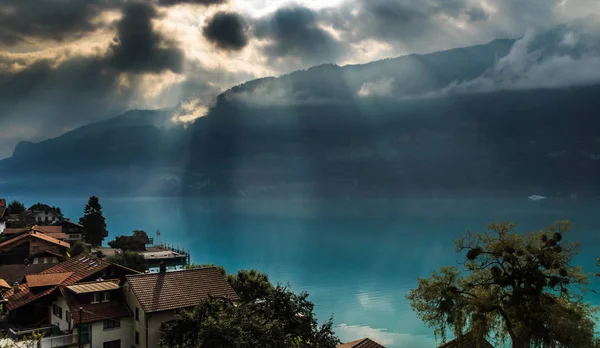 Belo Lago Nos Alpes Suíça Está Luz Sol — Fotografia de Stock