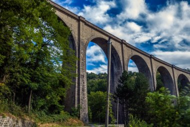 Eski viyadük İsviçre ormanlarda olduğunu