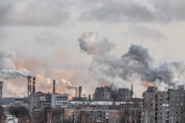 Nizhny Tagil, Sverdlovsk Rusya - 11 01 01 2018: Gri ve turuncu dumanlı Rus sanayi şehri manzarası