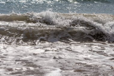Güneş ışığı ve dalgalı güzel turkuaz deniz.