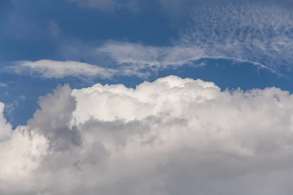 明るい白い雲と青い空の美しい水平線の質感 — ストック写真