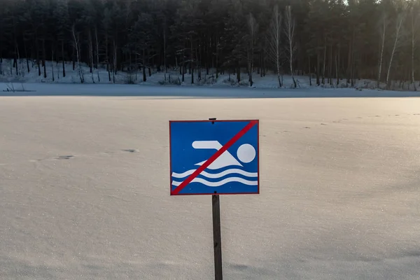 冰天雪地的池塘，蓝色和白色的标志，冬季没有游泳 — 图库照片