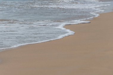 Güneş ışığı ve dalgalı güzel turkuaz deniz.