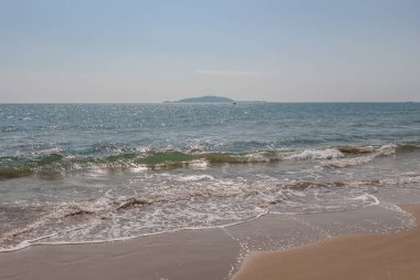 Güneş ışığı ve dalgalı güzel turkuaz deniz.