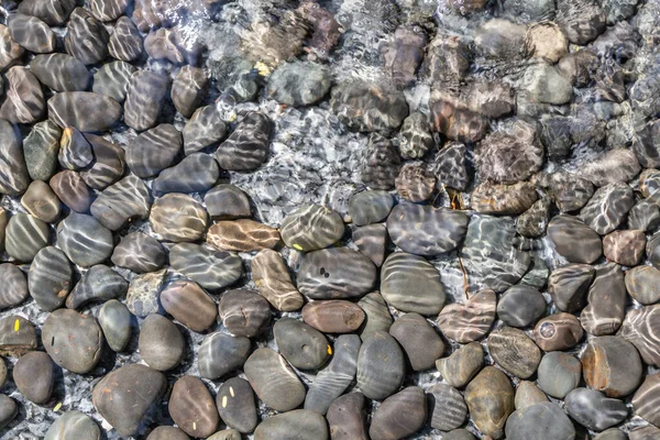 Schöne Textur der Pfad von grau und Farbe glatten Steinen und mit Wasser ist in der Fontane im Park — Stockfoto