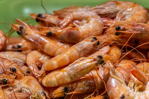 Fresh Big Orange Shrimps Baked Grill Looks Appetizing Green Background — Stock Photo, Image