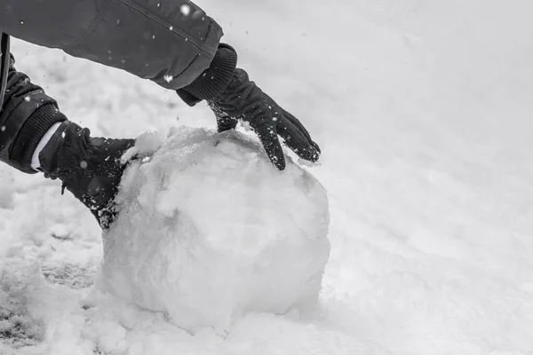 Muž Černých Rukavicích Dělá Sněhuláka Zimním Dni — Stock fotografie